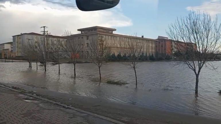Nusaybinde sağanak; İpekyolu suyla doldu