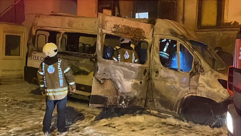Sarıyerde park halindeki minibüste çıkan yangın yandaki iş yerine sıçradı
