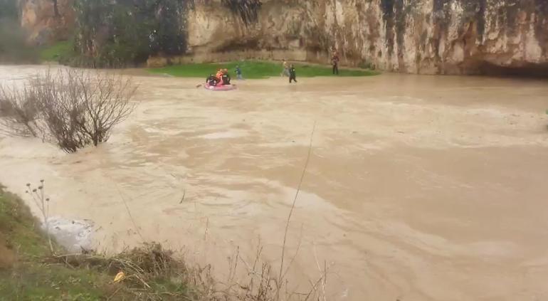 Sel suyuna kapılıp, mağaraya sığınan 4 çiftçi kurtarıldı