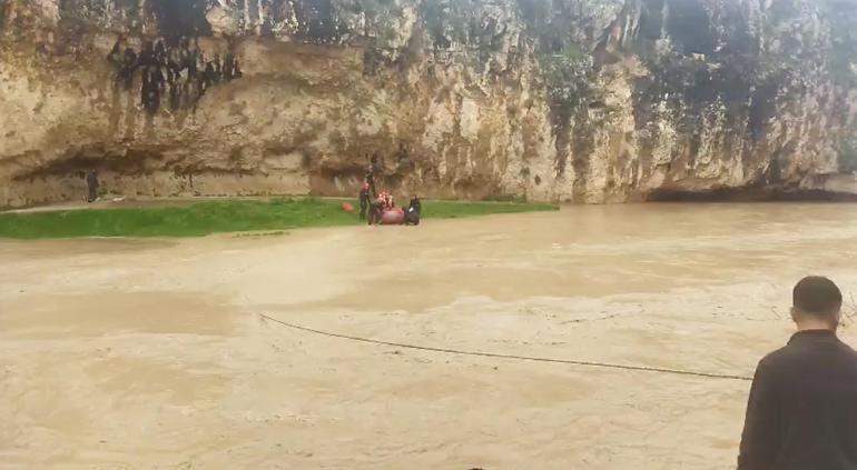 Sel suyuna kapılıp, mağaraya sığınan 4 çiftçi kurtarıldı