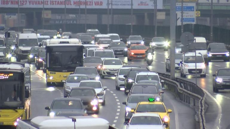 İstanbulda haftanın ilk iş gününde trafik yoğunluğu