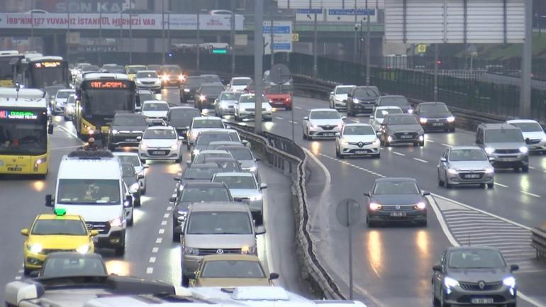 İstanbulda haftanın ilk iş gününde trafik yoğunluğu