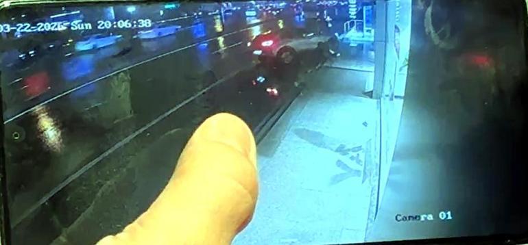 Avcılar’da otomobil kaldırımdaki çocuğa çarptı