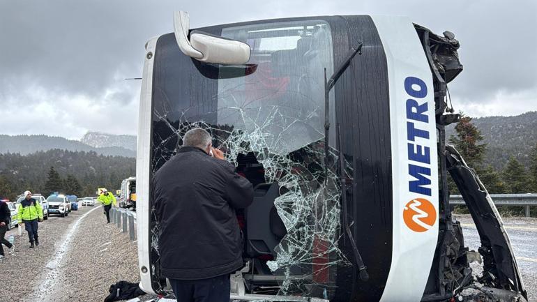 Konya-Antalya kara yolunda yolcu otobüsü devrildi; 2si ağır 15 yaralı