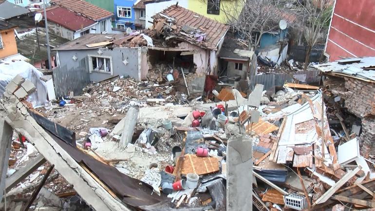 Fatih’te 2 binanın çökmesinin ardından hasar tespit çalışması başlatıldı