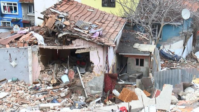 Fatih’te 2 binanın çökmesinin ardından hasar tespit çalışması başlatıldı