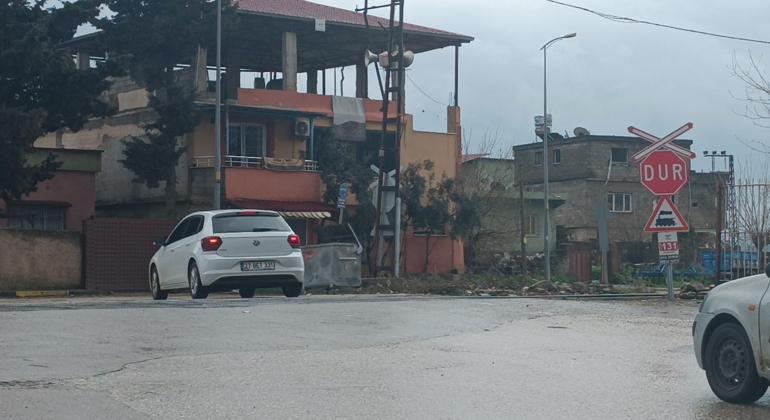 Lokomotifin okul servis minibüsüne çarptığı anlar kamera