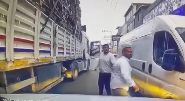 TIRdan inip, bıçakla otomobile saldırdılar