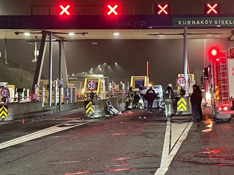 Pendik’te otomobil gişelere çarptı: 2 yaralı