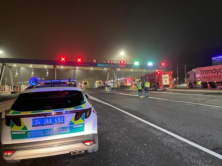 Pendik’te otomobil gişelere çarptı: 2 yaralı