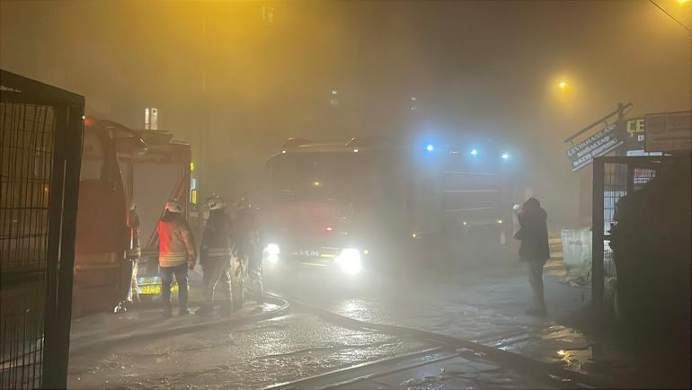 Sultangazide 2 katlı binada çıkan yangın söndürüldü