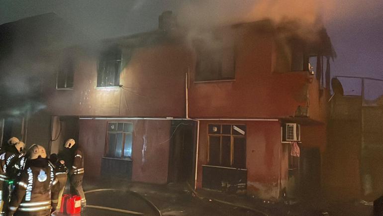 Sultangazide 2 katlı binada çıkan yangın söndürüldü