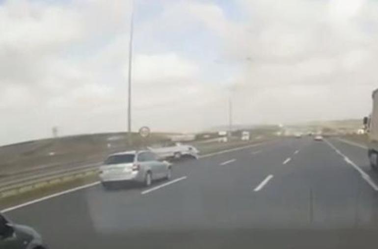 Arnavutköy’de makas atan sürücünün bariyere çarptığı kaza kamerada