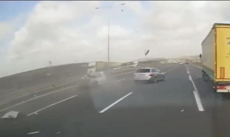 Arnavutköy’de makas atan sürücünün bariyere çarptığı kaza kamerada