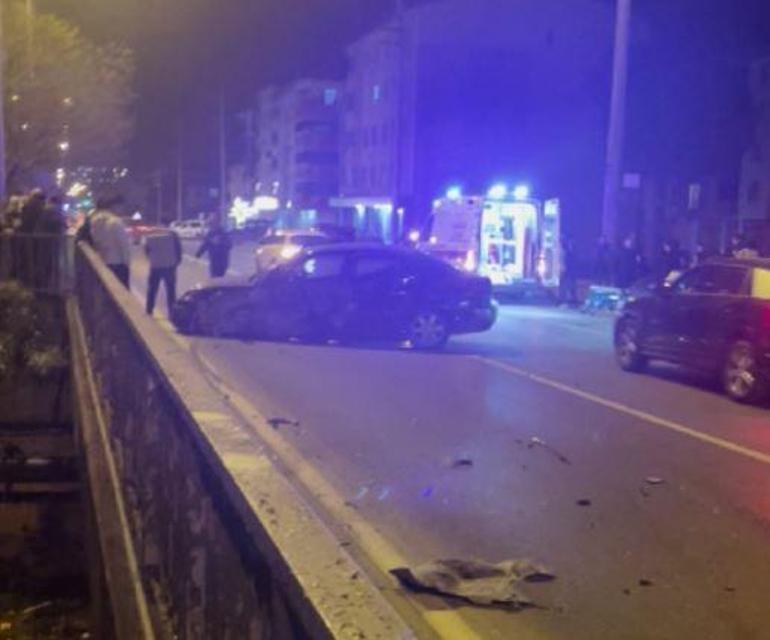 Kediye çarpmamak için manevra yapıp refüjdeki korkuluklara vurdu; 2 yaralı