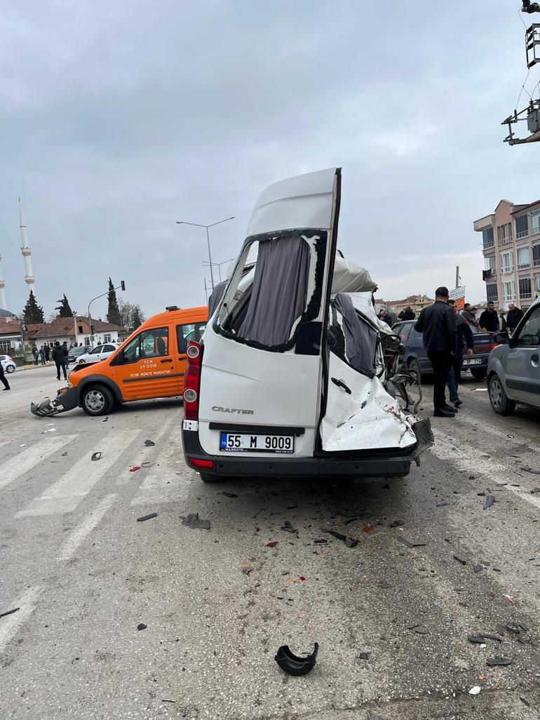 Fren sisteminde arıza olduğu iddia edilen kamyon, 4 araca çarptı: 19 yaralı