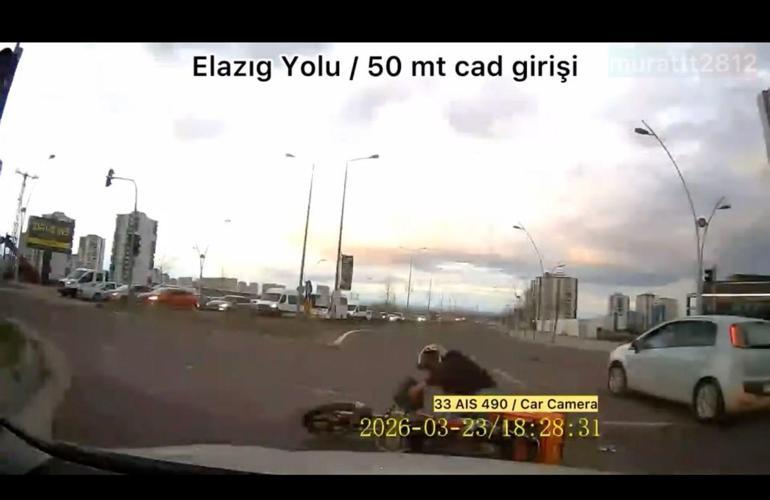 Otomobile çarpmamak için sürücüsünün manevra yaptığı motosiklet devrildi; kaza kamerada