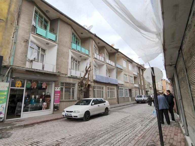 Babasını boğdu, cesediyle aynı evde kaldı