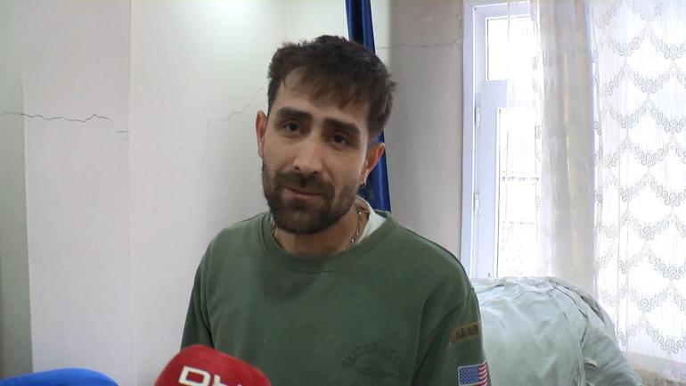 Küçükçekmecede iş makinesi yıkım sırasında yandaki apartmanın duvarını yıktı: Ev sallanıyor