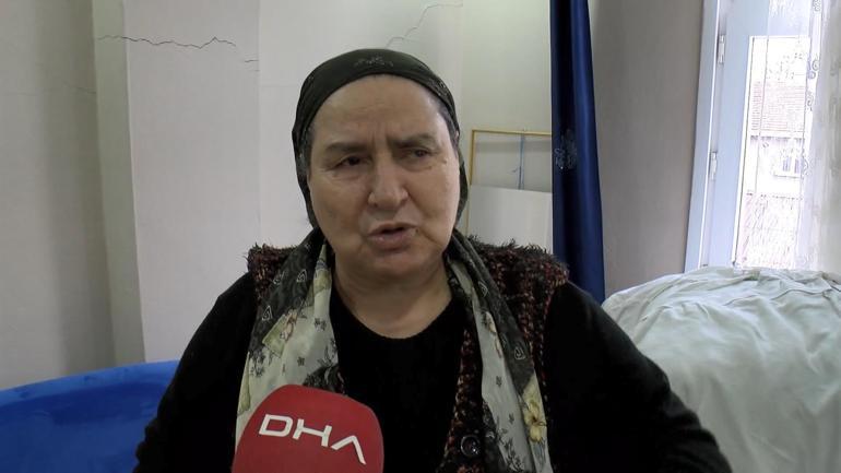 Küçükçekmecede iş makinesi yıkım sırasında yandaki apartmanın duvarını yıktı: Ev sallanıyor