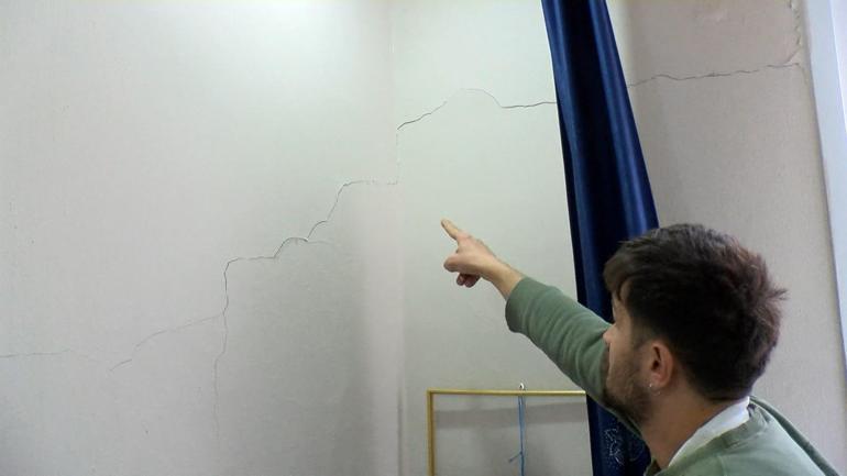 Küçükçekmecede iş makinesi yıkım sırasında yandaki apartmanın duvarını yıktı: Ev sallanıyor