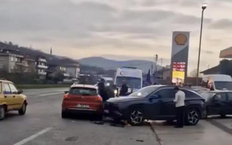 Bartında 3 aracın karıştığı kaza kamerada