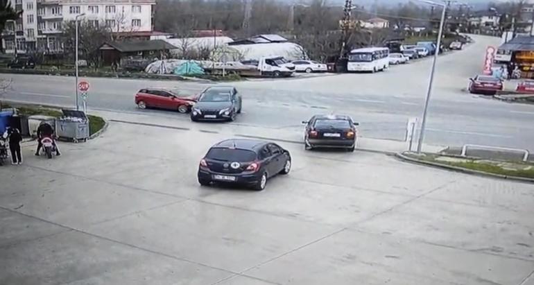 Bartında 3 aracın karıştığı kaza kamerada