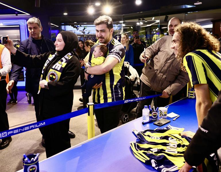 Guendouzi, Cherif ve Nene imza gününde taraftarlarla buluştu