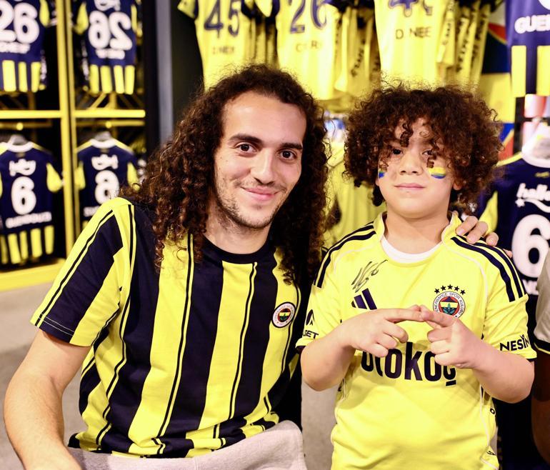 Guendouzi, Cherif ve Nene imza gününde taraftarlarla buluştu