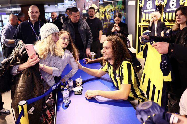 Guendouzi, Cherif ve Nene imza gününde taraftarlarla buluştu