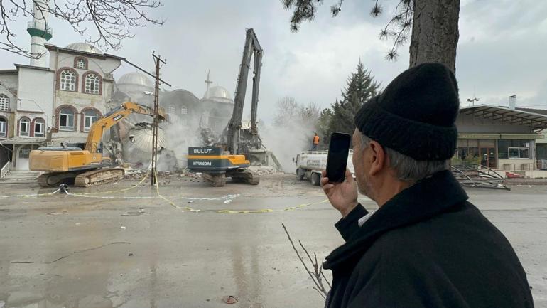 Depremde hasar alan 43 yıllık cami kontrollü şekilde yıkıldı