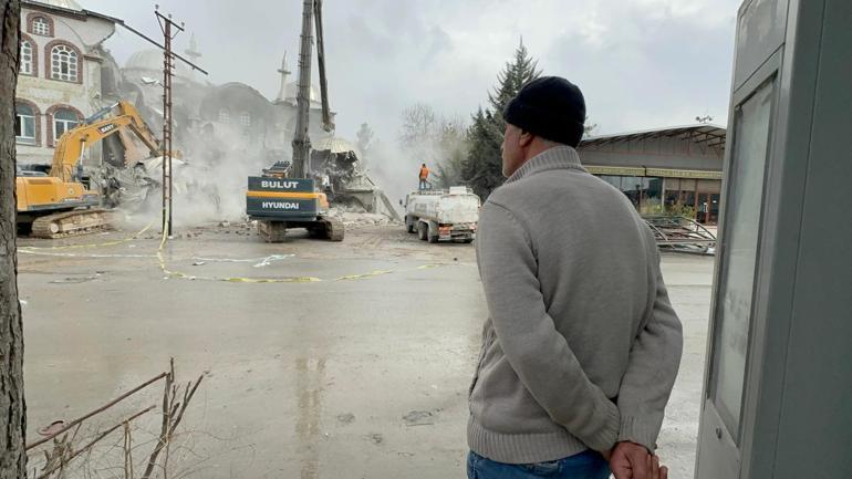 Depremde hasar alan 43 yıllık cami kontrollü şekilde yıkıldı