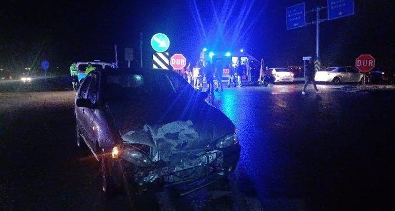 Polis aracıyla otomobil çarpıştı: 1i polis, 3 yaralı