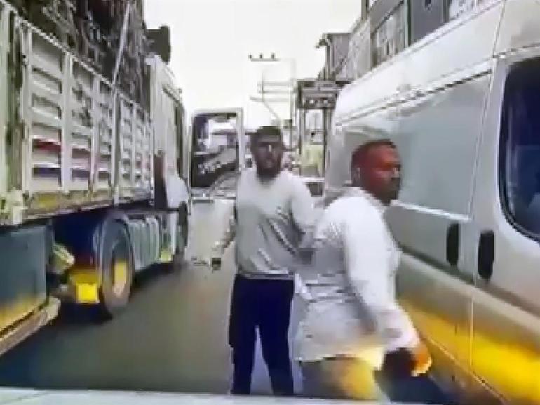 TIR’la otomobilin önünü kesip, sürücüyü tehdit eden baba ile oğlundan el hareketi iddiası