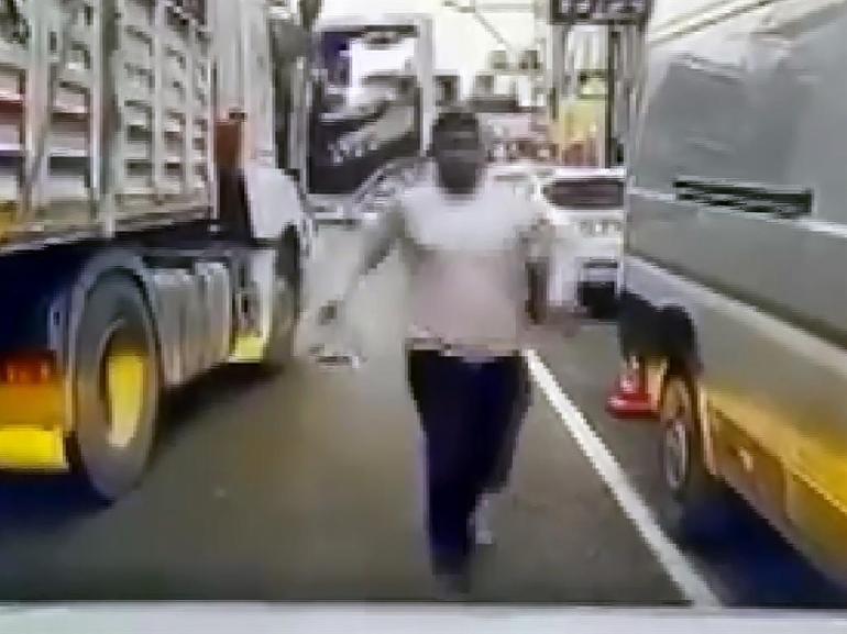 TIR’la otomobilin önünü kesip, sürücüyü tehdit eden baba ile oğlundan el hareketi iddiası