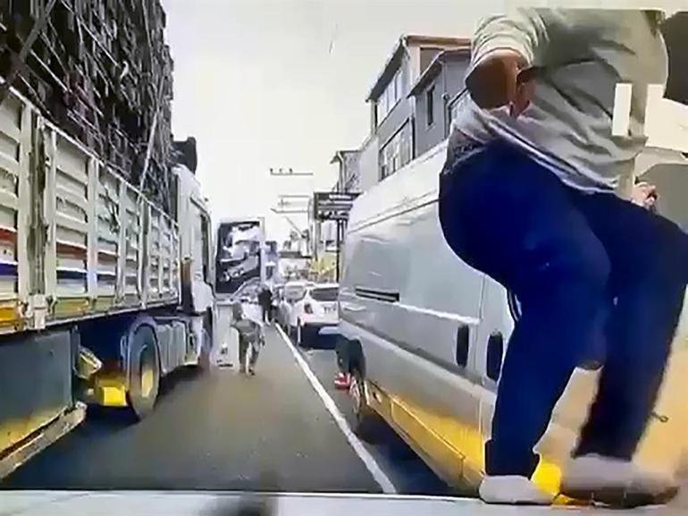 TIR’la otomobilin önünü kesip, sürücüyü tehdit eden baba ile oğlundan el hareketi iddiası