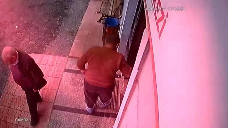 Sağlık merkezine çamurlu çizmelerini çıkarıp galoşla girdi; o anlar kamerada