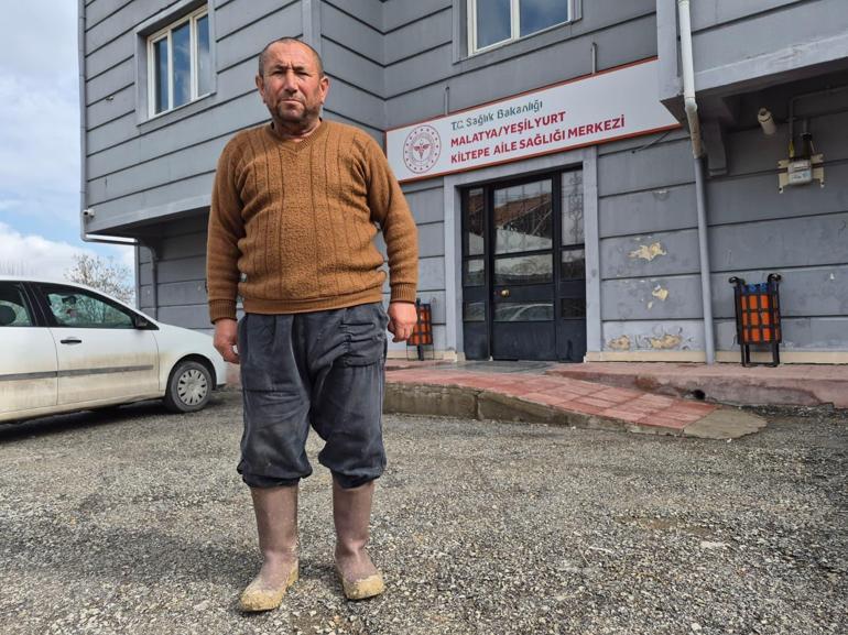 Sağlık merkezine çamurlu çizmelerini çıkarıp galoşla girdi; o anlar kamerada