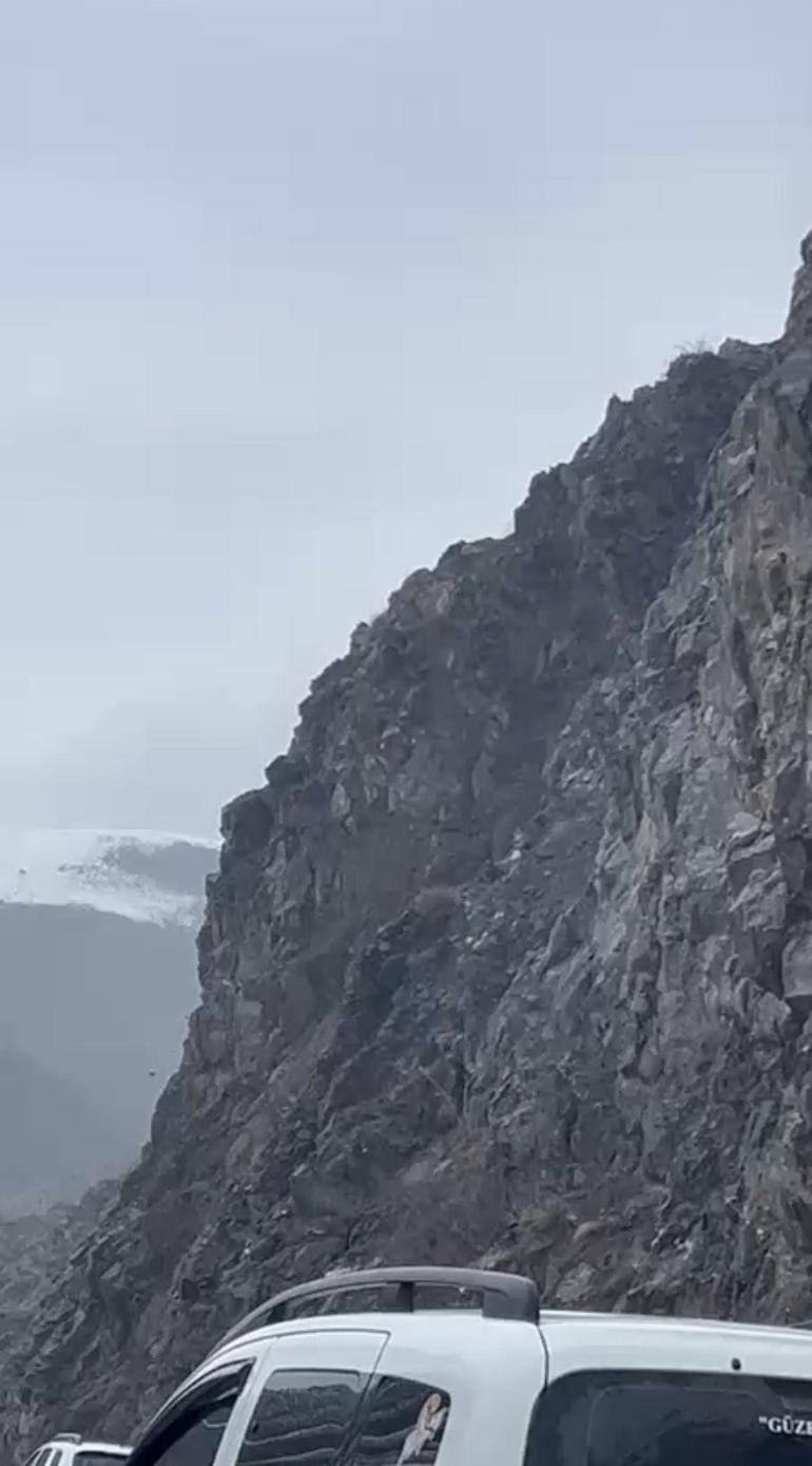 Yüksekovada heyelan anları kamerada