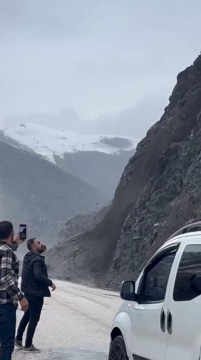 Yüksekovada heyelan anları kamerada