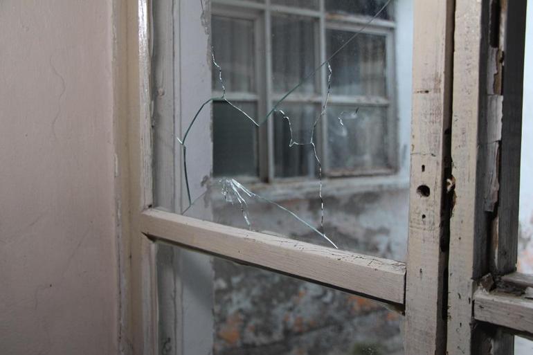 Silikon maskeli saldırganlar zorla girdikleri evde kurşun yağdırdı: Anne ve oğlu yaralandı