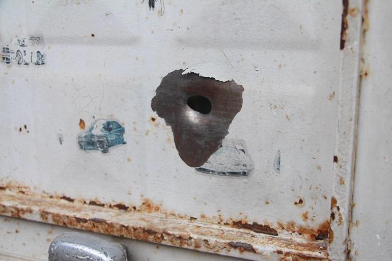 Silikon maskeli saldırganlar zorla girdikleri evde kurşun yağdırdı: Anne ve oğlu yaralandı