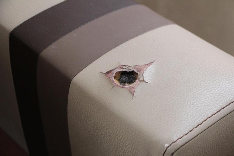 Silikon maskeli saldırganlar zorla girdikleri evde kurşun yağdırdı: Anne ve oğlu yaralandı