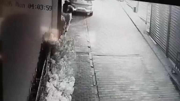 Camı açamayan hırsız, kapıdaki değerli süs ağacını söktü; o anlar kamerada