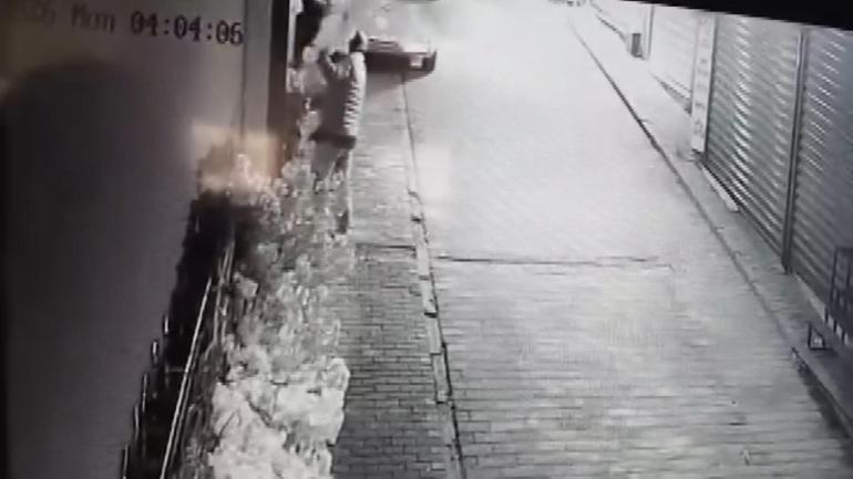 Camı açamayan hırsız, kapıdaki değerli süs ağacını söktü; o anlar kamerada