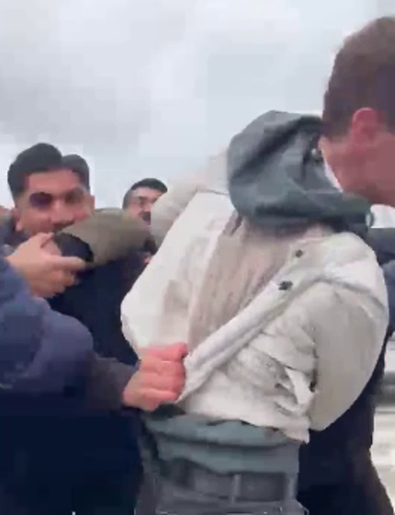 Seyyar satıcıların zabıta görevlilerine saldırı anı kamerada: 2 yaralı, 2 tutuklama