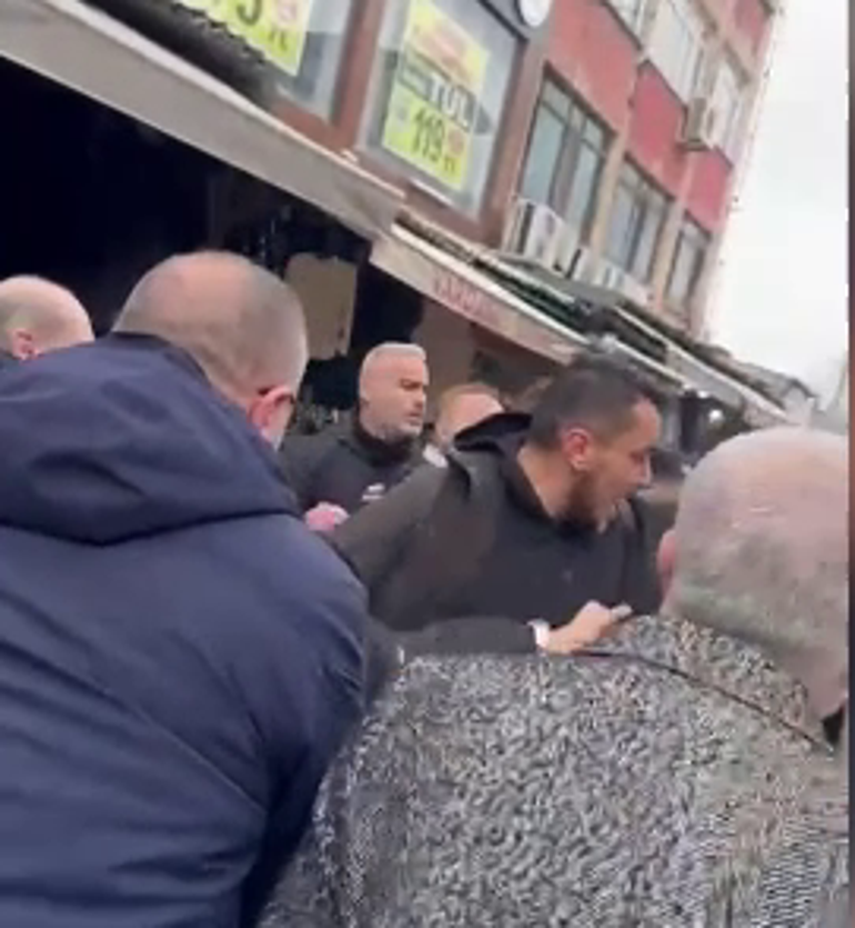 Seyyar satıcıların zabıta görevlilerine saldırı anı kamerada: 2 yaralı, 2 tutuklama