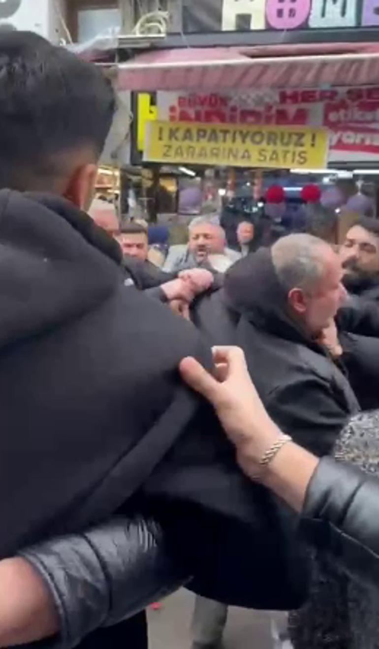 Seyyar satıcıların zabıta görevlilerine saldırı anı kamerada: 2 yaralı, 2 tutuklama