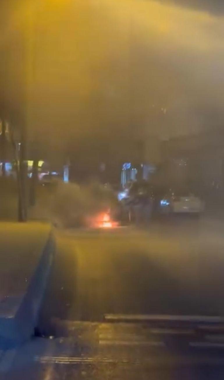 Küçükçekmecede seyir halindeki otomobil alev alev yandı