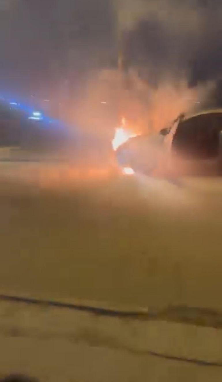 Küçükçekmecede seyir halindeki otomobil alev alev yandı